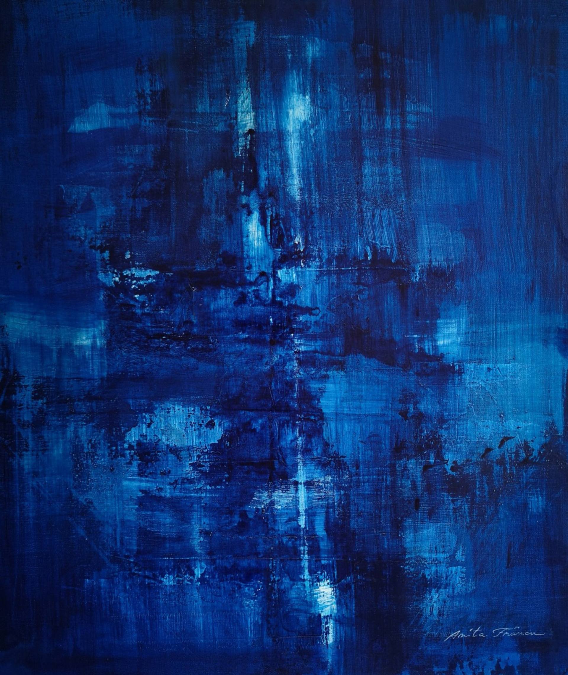 Compoziție abstractă în nuanțe intense de albastru, cu accente luminoase.