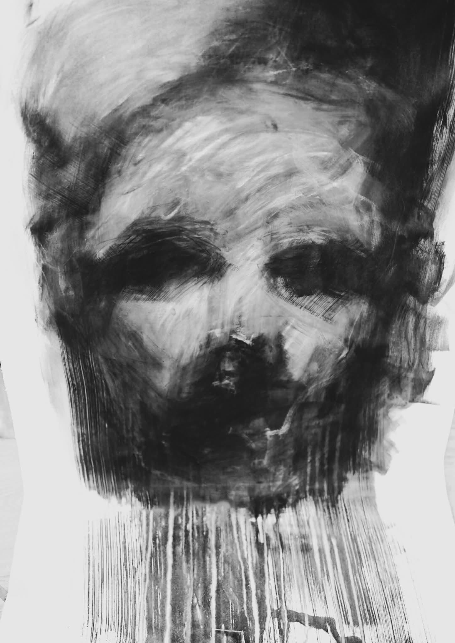 Portret frontal în alb și negru, cu urme verticale de pictură.