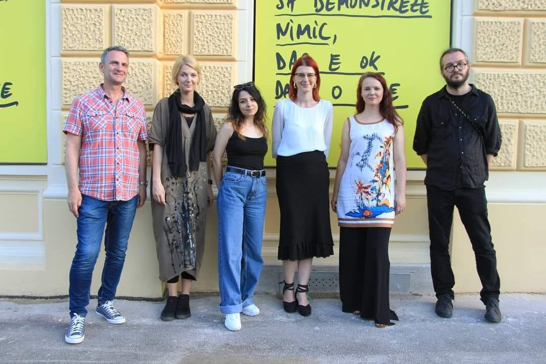 Fotografie de grup cu participanți la eveniment, în fața Muzeului de Artă Brașov.