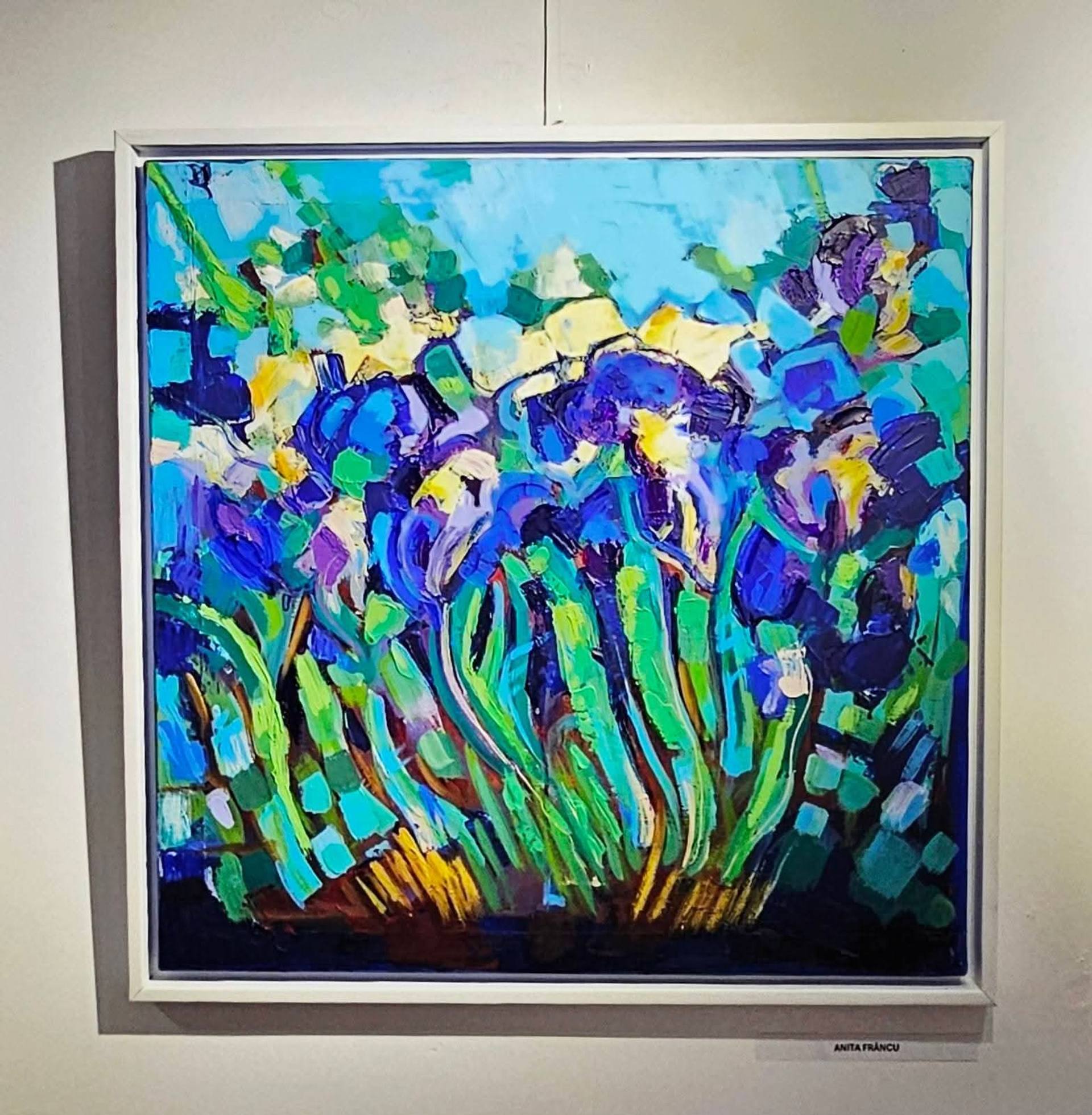 Flori violet, albastru și verde într-o compoziție expresivă de Anita M. Frâncu.